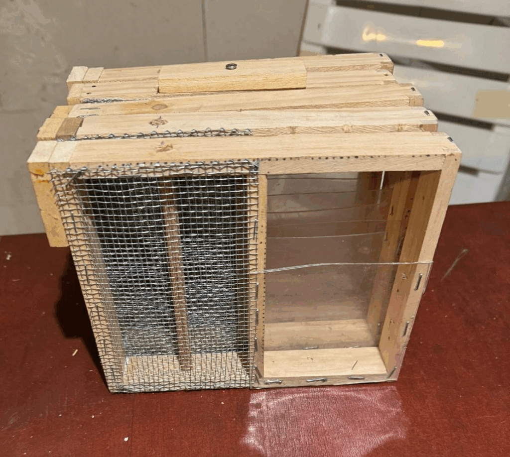 Nachbau von Rainer Höft mit einfachen Mitteln, Größe 15 x 15 cm, das Futterfach ist 7 x 15cm.